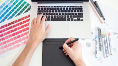 مصمم يعمل على شاشة حاسوب ورسومات رقمية