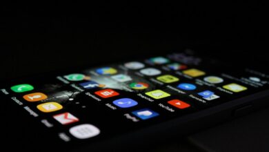 هاتف ذكي يرمز إلى ضرورة التحقق من المكالمات المجهولة
